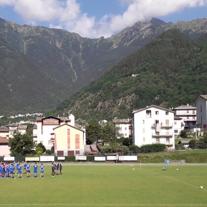 La Squadra della Pro Patria raccolta ad inizio seduta
